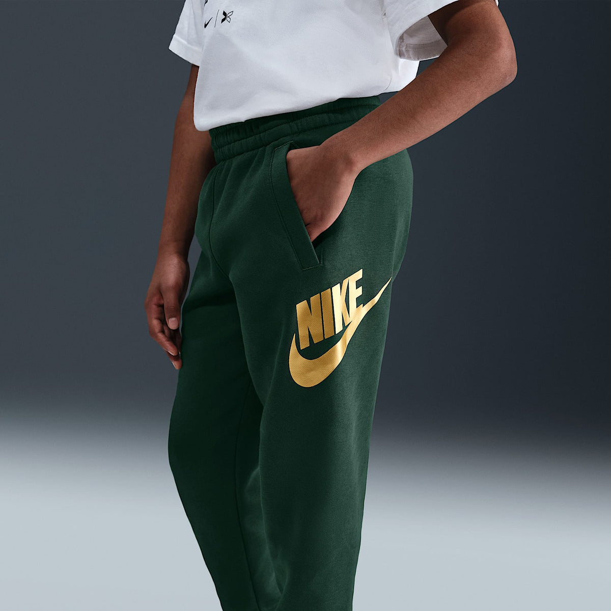 Joggers para niños talla grande Nike Sportswear Club Fleece – Abeto/Oro metalizado – vista 2