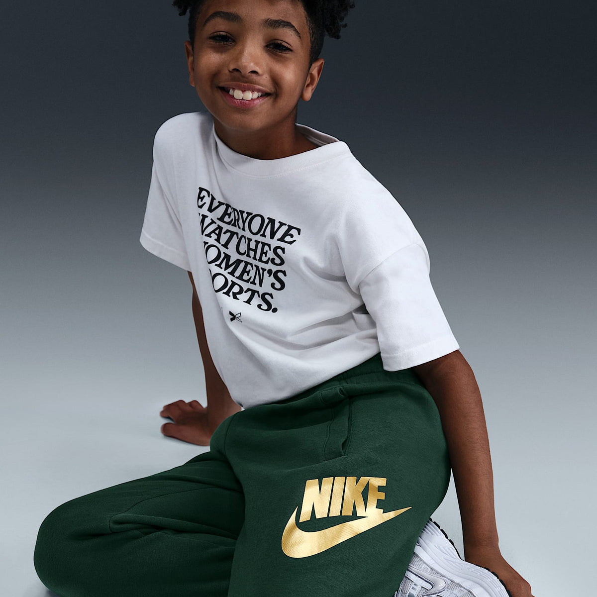 Joggers para niños talla grande Nike Sportswear Club Fleece – Abeto/Oro metalizado – vista 4