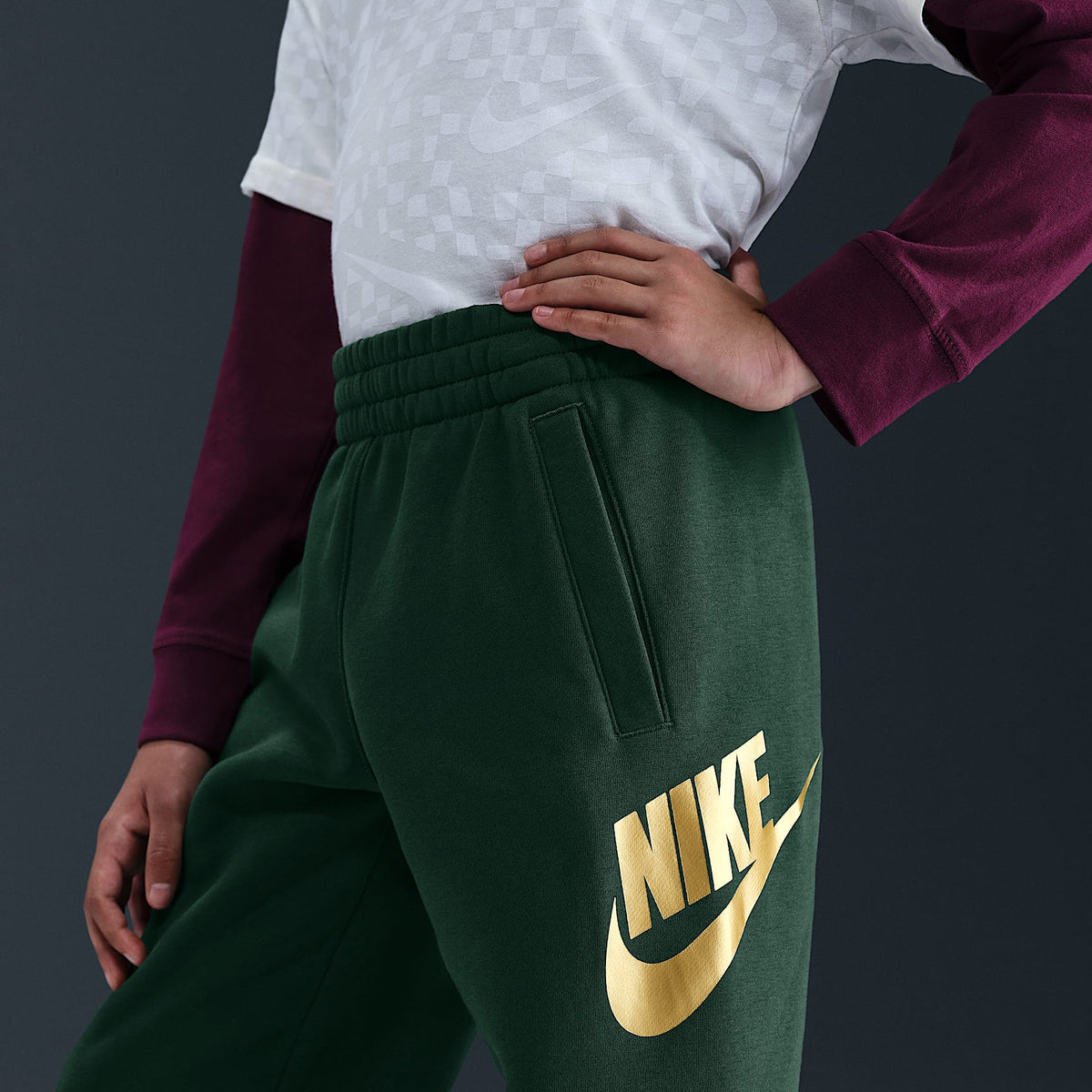Joggers para niños talla grande Nike Sportswear Club Fleece – Abeto/Oro metalizado – vista 3