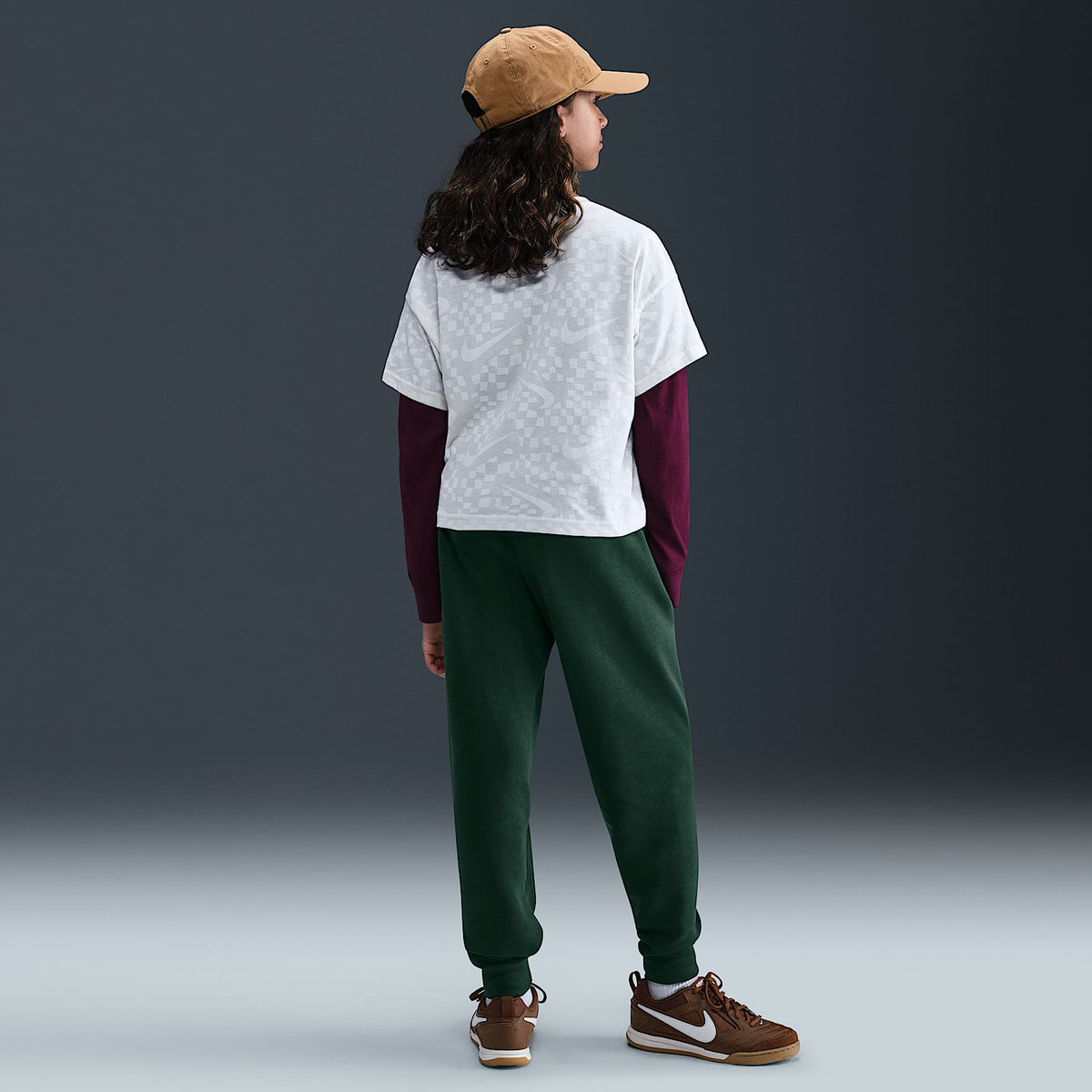 Joggers para niños talla grande Nike Sportswear Club Fleece – Abeto/Oro metalizado – vista 7