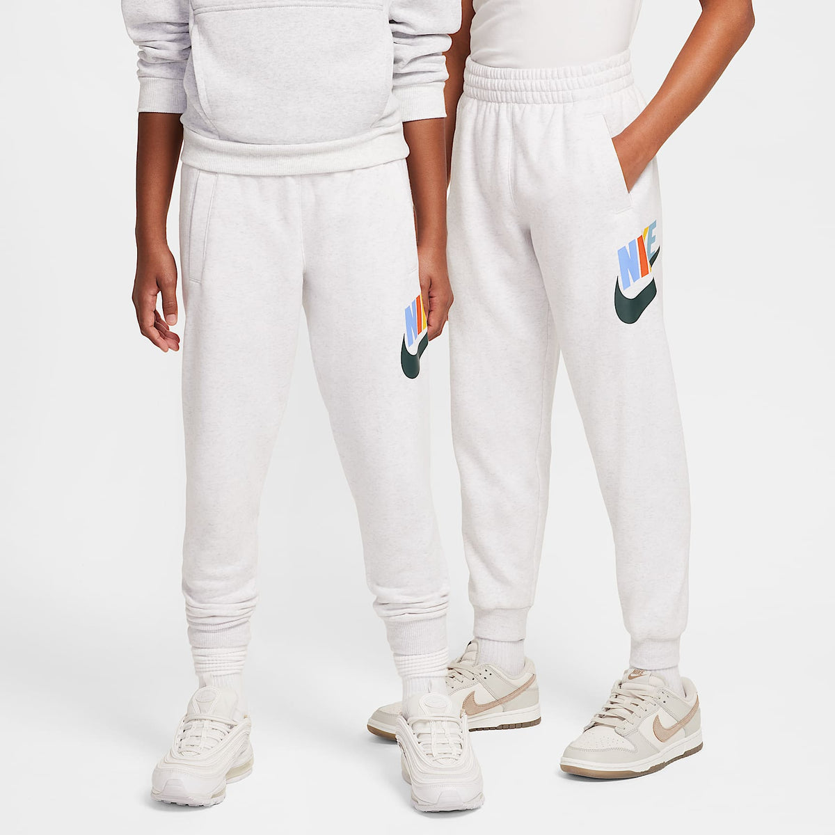 Joggers para niños talla grande Nike Club Fleece – Abedul jaspeado/Gris vasto – vista 1