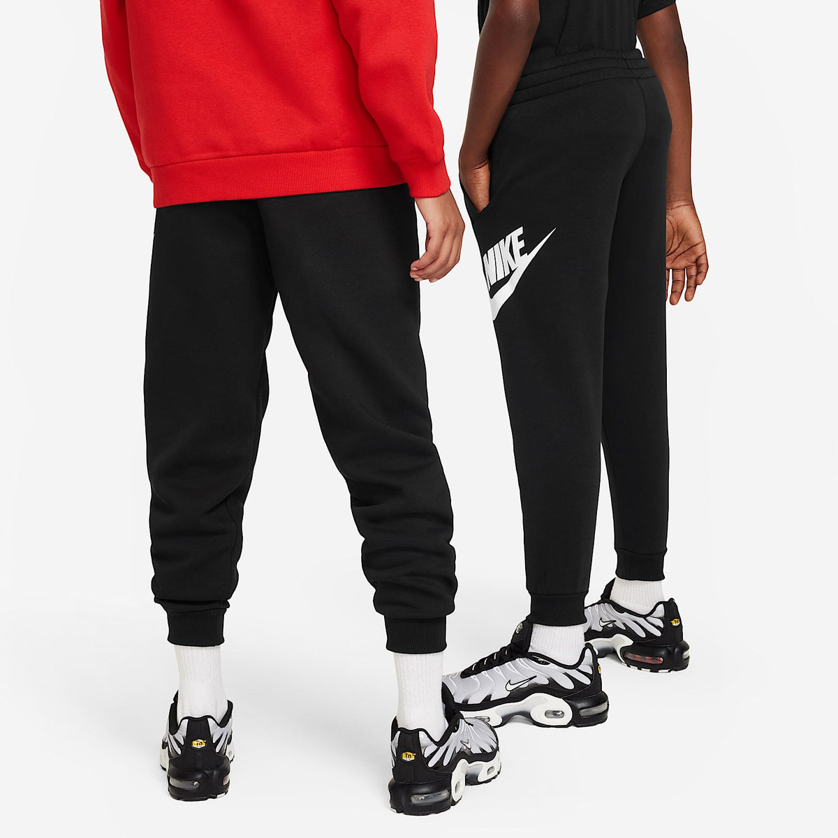 Joggers para niños talla grande Nike Club Fleece – Negro/Blanco – vista 2