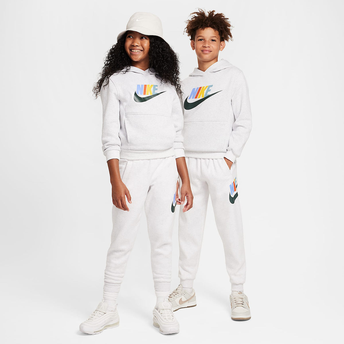 Joggers para niños talla grande Nike Club Fleece – Abedul jaspeado/Gris vasto – vista 6