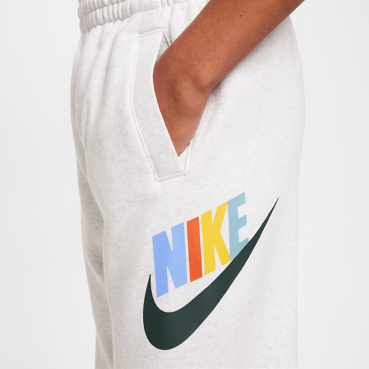 Joggers para niños talla grande Nike Club Fleece – Abedul jaspeado/Gris vasto – vista 4