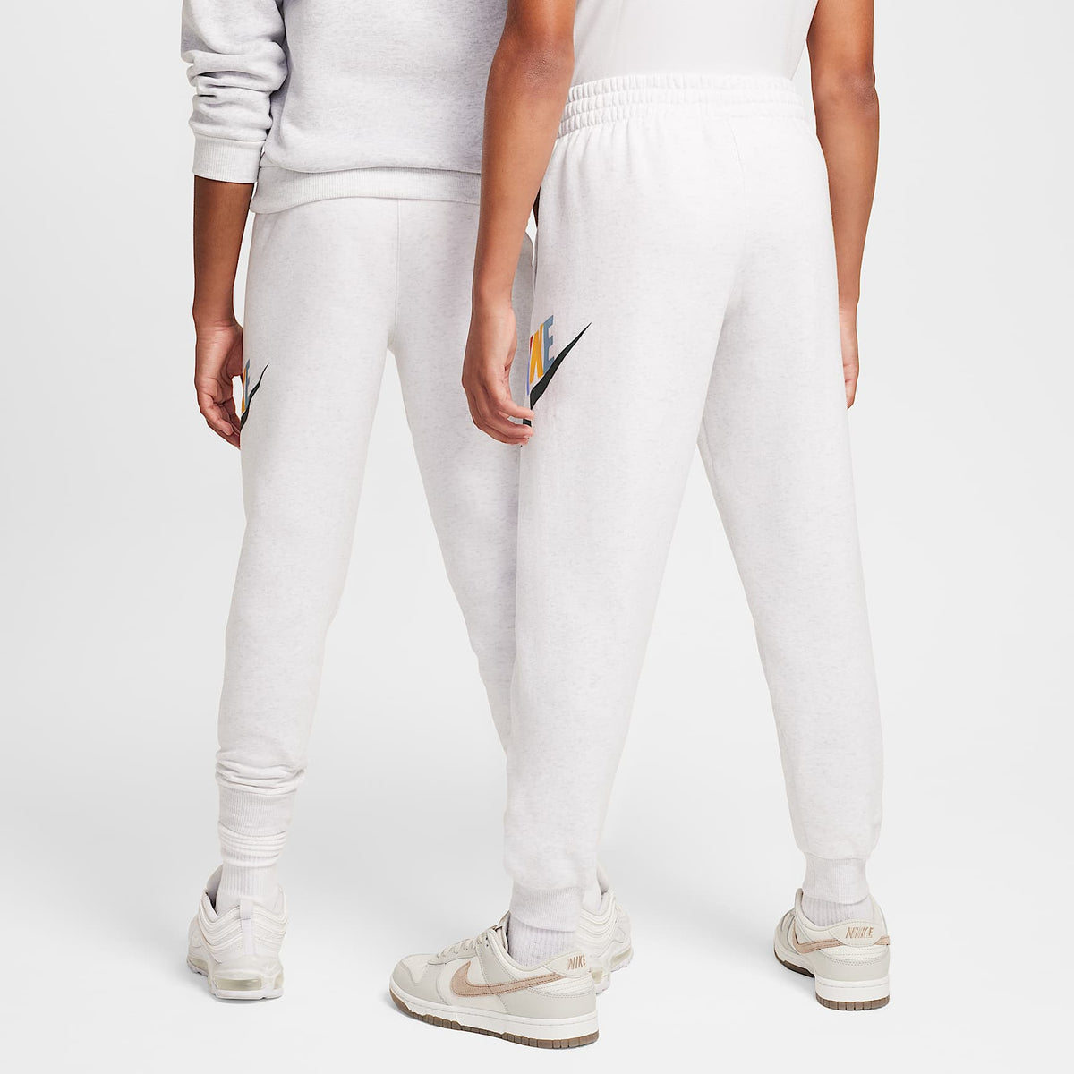 Joggers para niños talla grande Nike Club Fleece – Abedul jaspeado/Gris vasto – vista 2