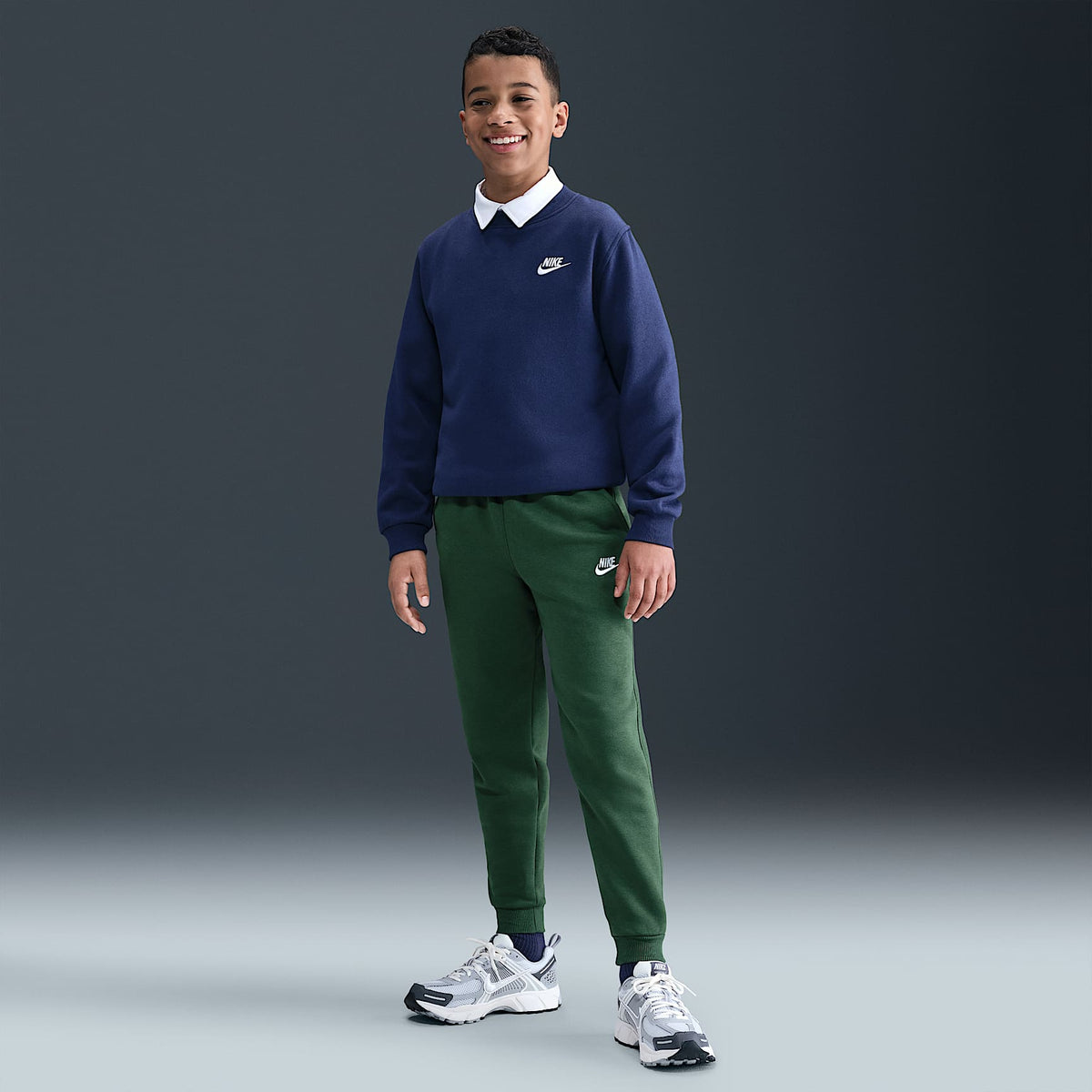 Joggers Nike Sportswear Club Fleece para niños talla grande – Abeto/Blanco – vista 1