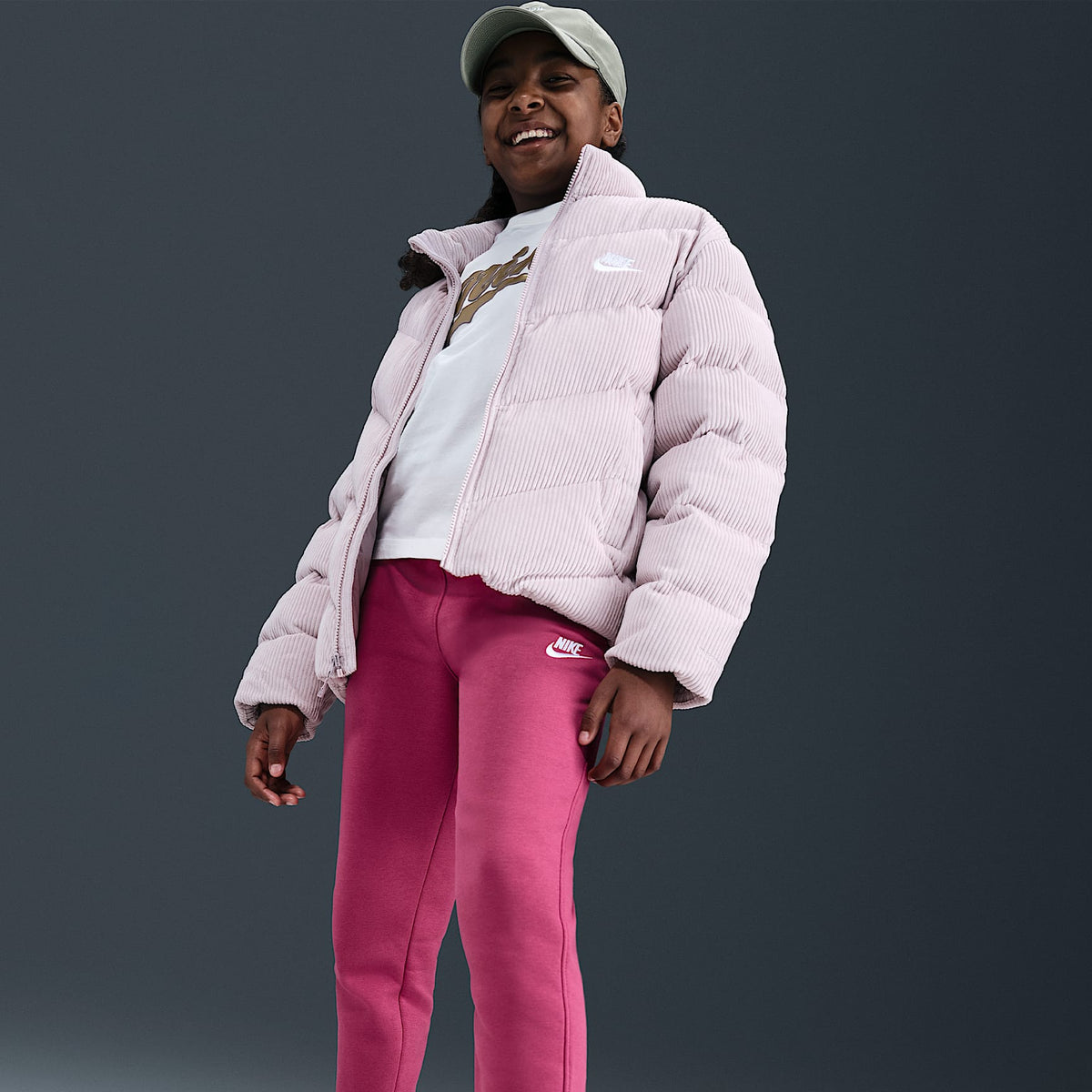 Joggers Nike Sportswear Club Fleece para niños talla grande – Remolacha dulce/Blanco – vista 5
