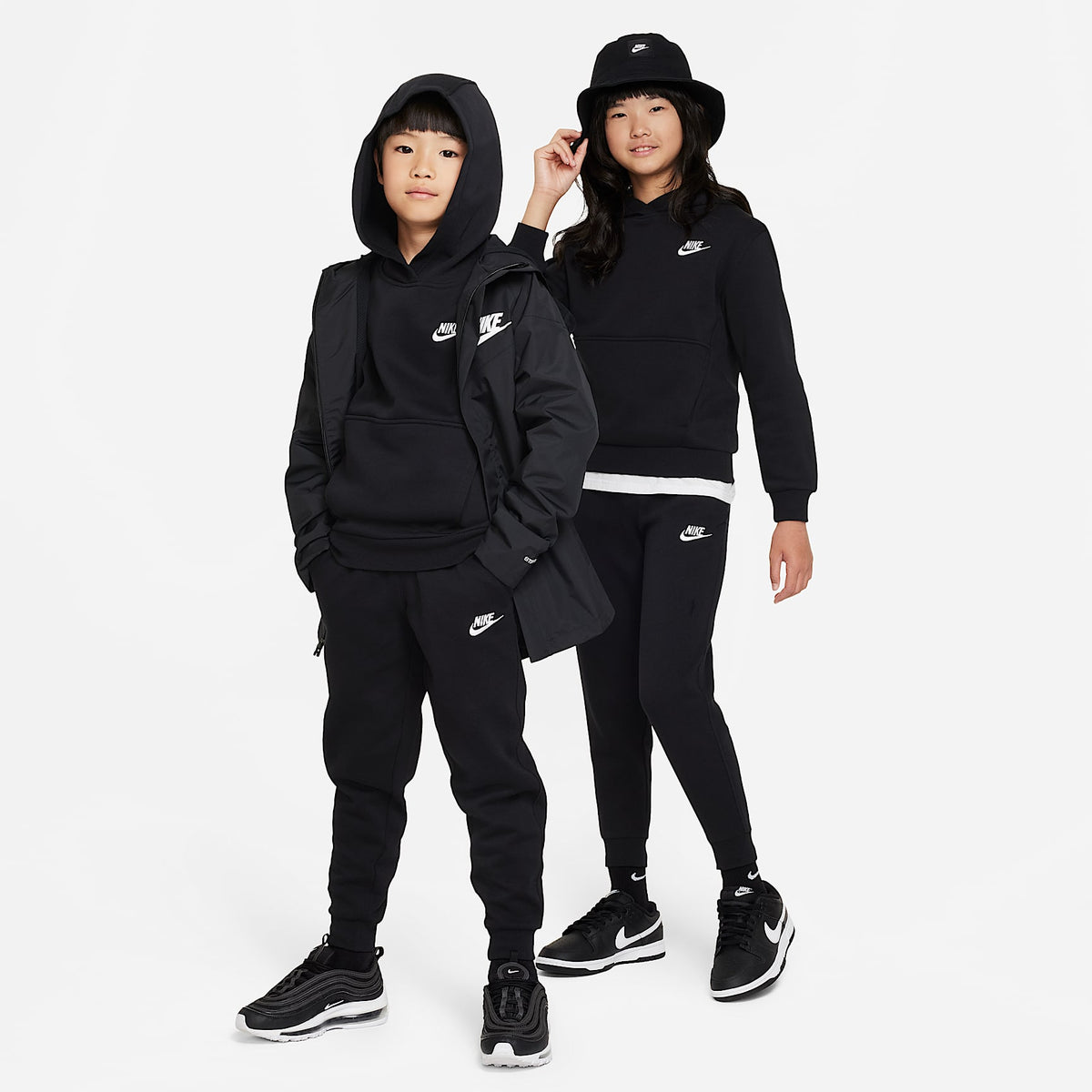 Joggers Nike Sportswear Club Fleece para niños talla grande – Negro/Blanco – vista 6