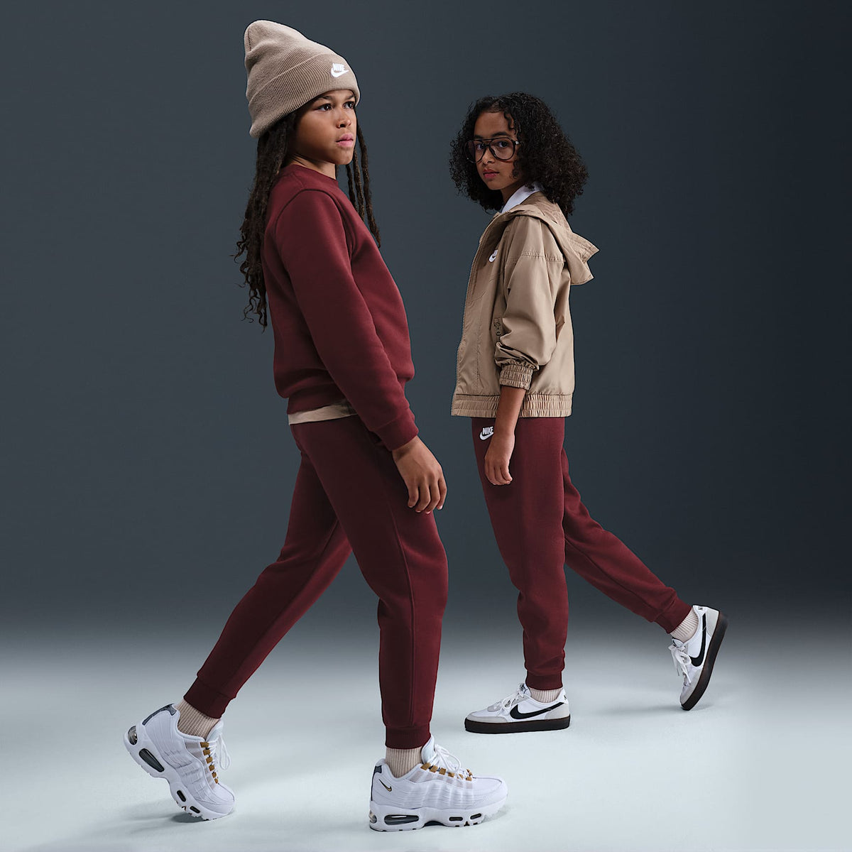Joggers Nike Sportswear Club Fleece para niños talla grande – Rojo team oscuro/Blanco – vista 1