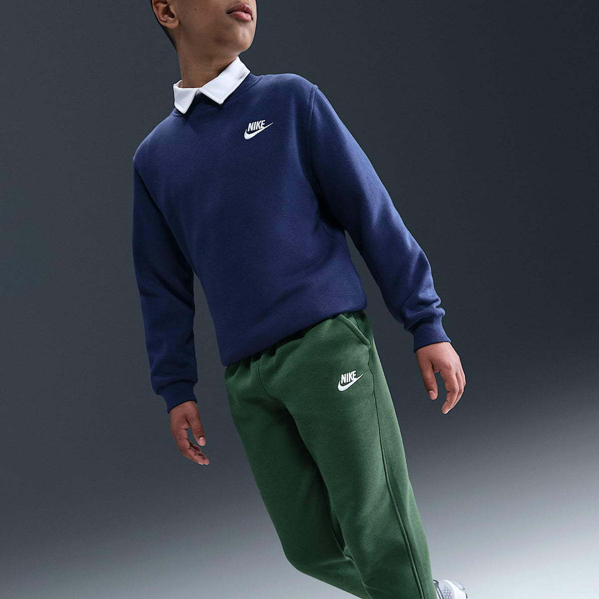 Joggers Nike Sportswear Club Fleece para niños talla grande – Abeto/Blanco – vista 5