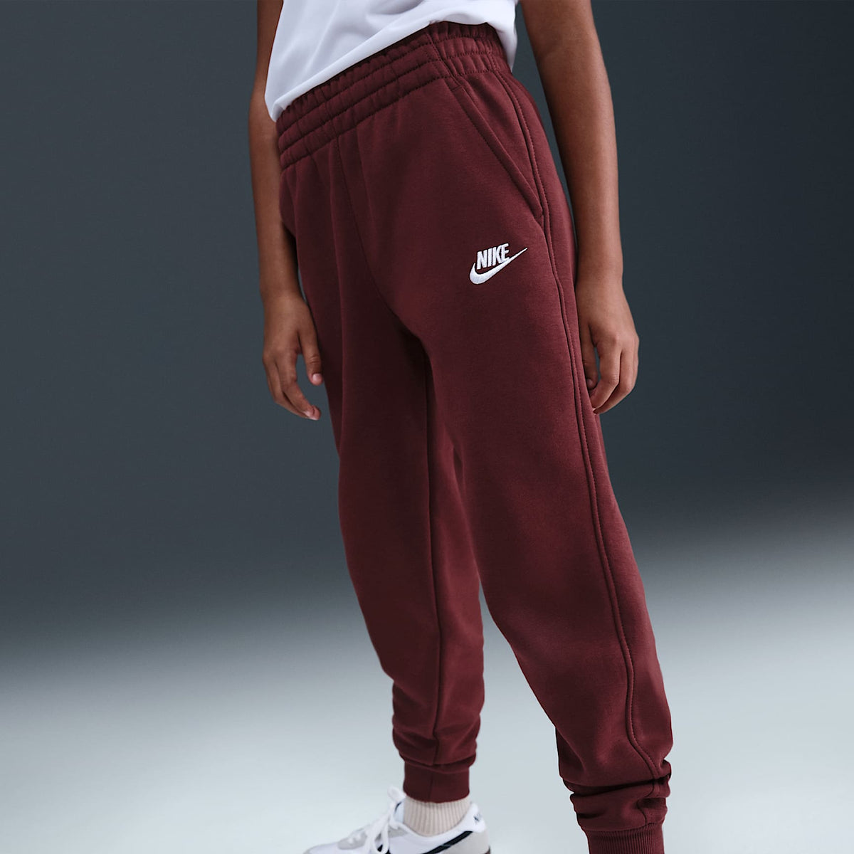 Joggers Nike Sportswear Club Fleece para niños talla grande – Rojo team oscuro/Blanco – vista 3