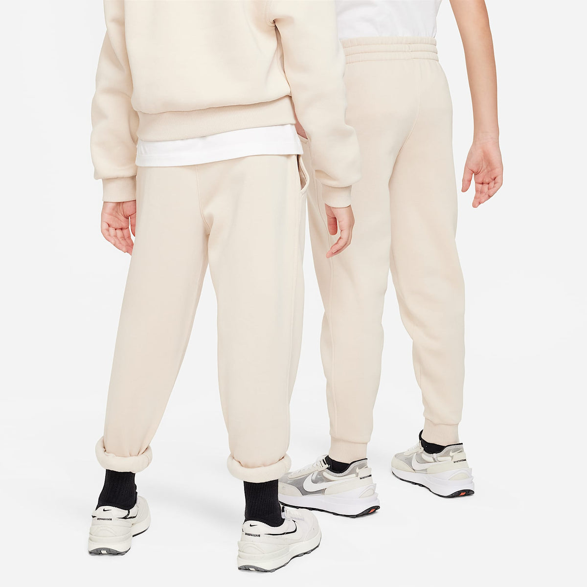 Joggers Nike Sportswear Club Fleece para niños talla grande – Duna/Blanco – vista 2