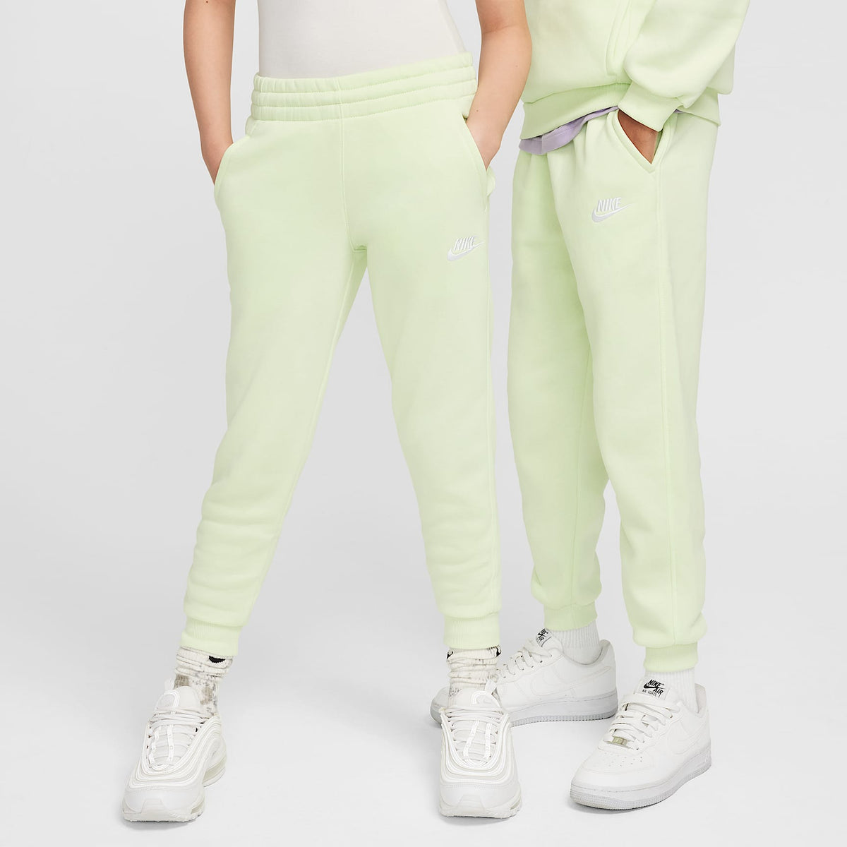 Joggers Nike Sportswear Club Fleece para niños talla grande – Hielo lima/Blanco – vista 1