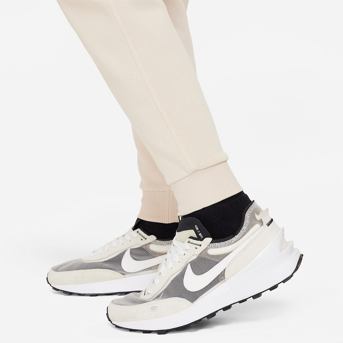Joggers Nike Sportswear Club Fleece para niños talla grande – Duna/Blanco – vista 5