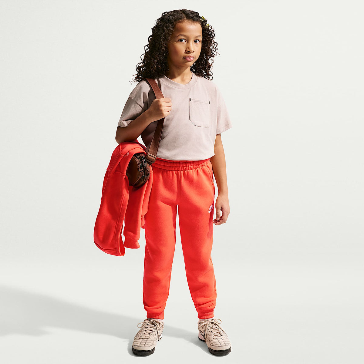 Joggers Nike Sportswear Club Fleece para niños talla grande – Naranja césped/Blanco – vista 1