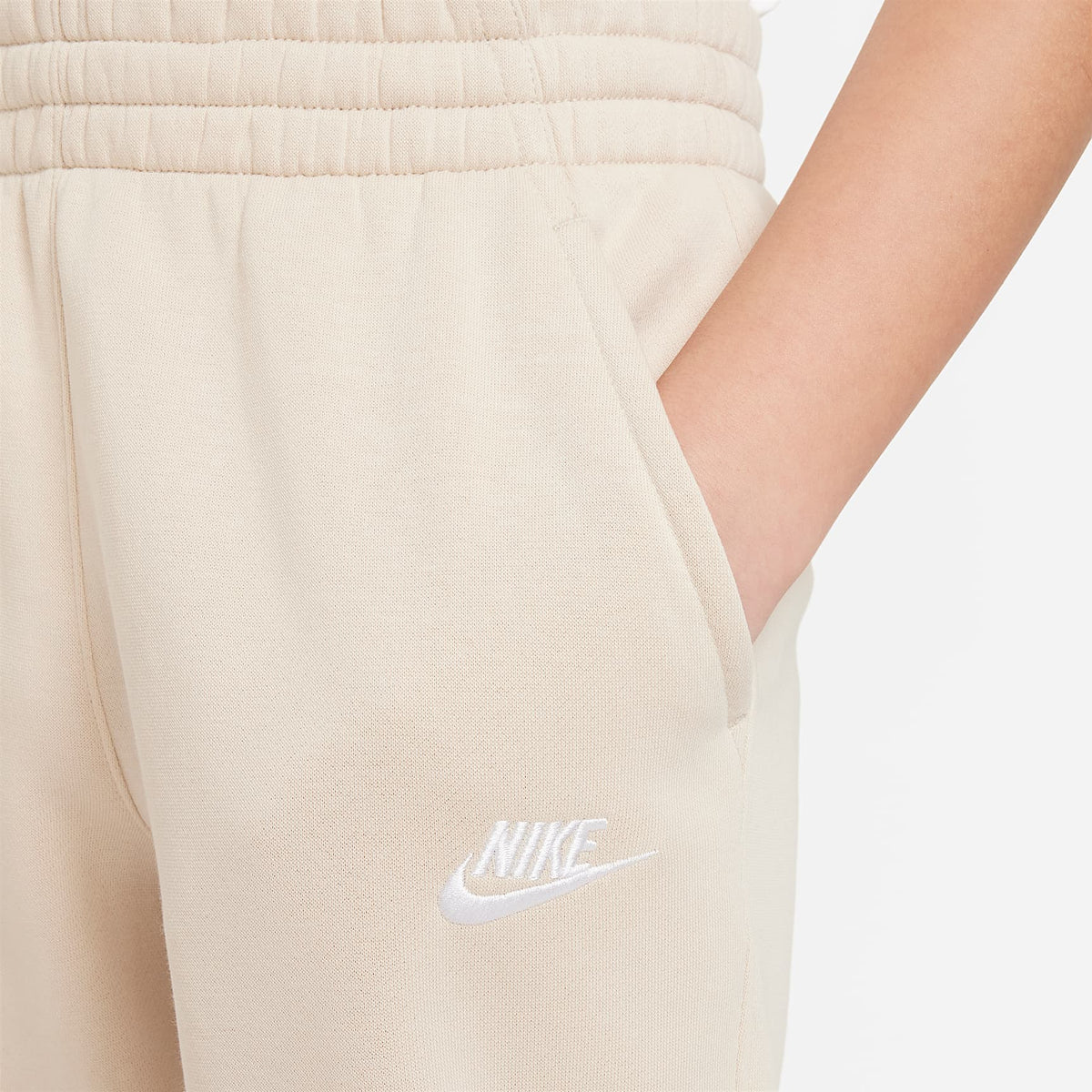 Joggers Nike Sportswear Club Fleece para niños talla grande – Duna/Blanco – vista 4