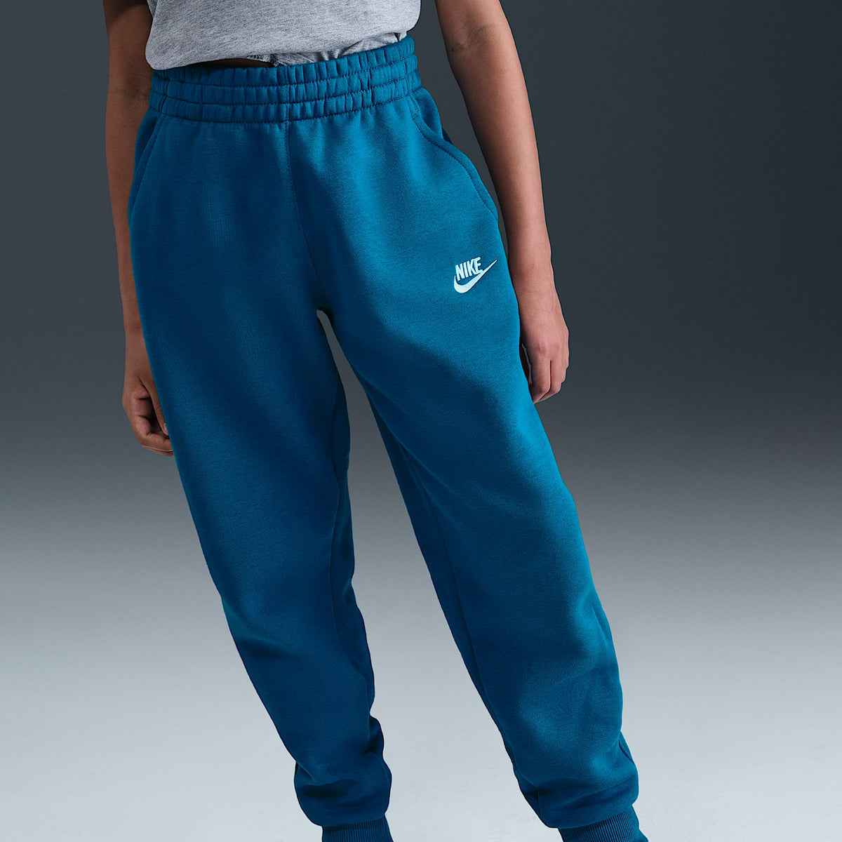 Joggers Nike Sportswear Club Fleece para niños talla grande – Verde abismo/Blanco – vista 3