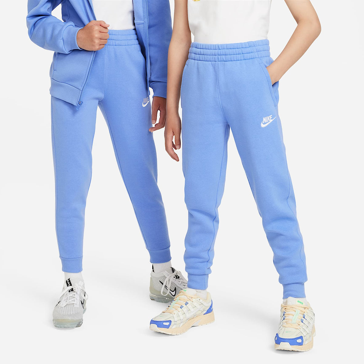 Joggers Nike Sportswear Club Fleece para niños talla grande – Polar/Blanco – vista 1
