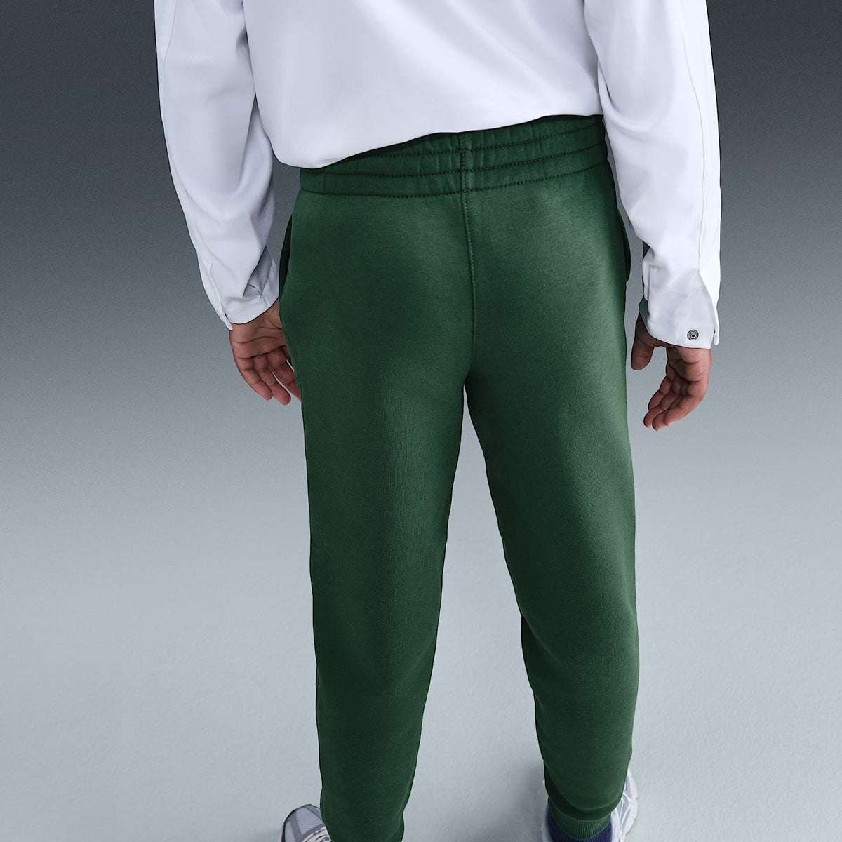 Joggers Nike Sportswear Club Fleece para niños talla grande – Abeto/Blanco – vista 3