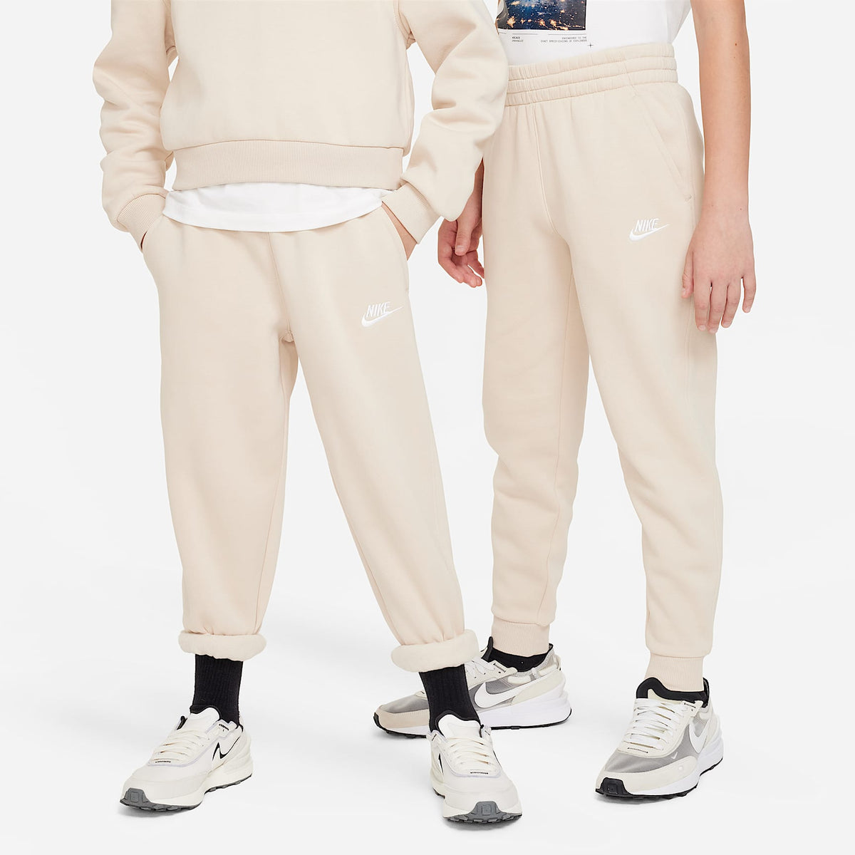 Joggers Nike Sportswear Club Fleece para niños talla grande – Duna/Blanco – vista 1