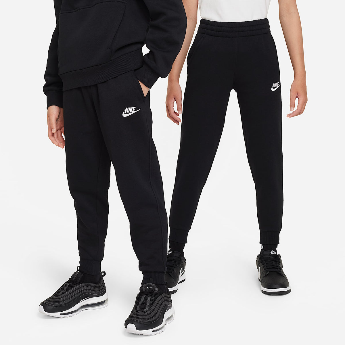Joggers Nike Sportswear Club Fleece para niños talla grande – Negro/Blanco – vista 1