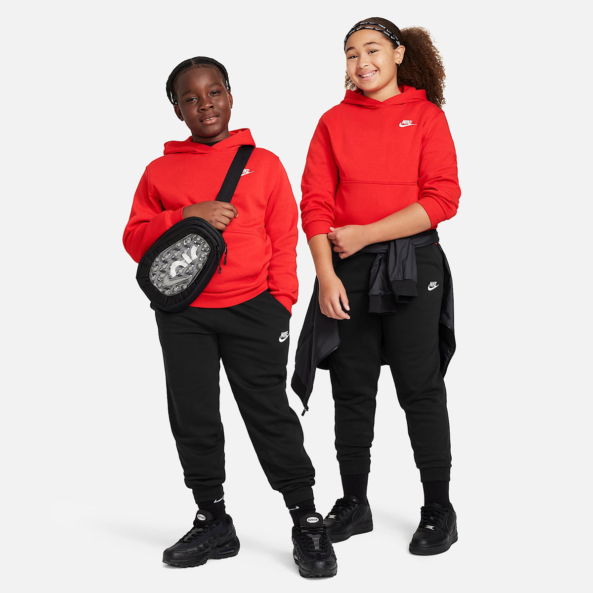 Joggers para niños talla grande (talla amplia) Nike Sportswear Club Fleece – Negro/Blanco – vista 6
