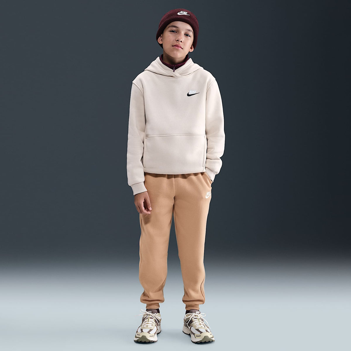Joggers Nike Sportswear Club Fleece para niños talla grande – Cáñamo/Blanco – vista 1