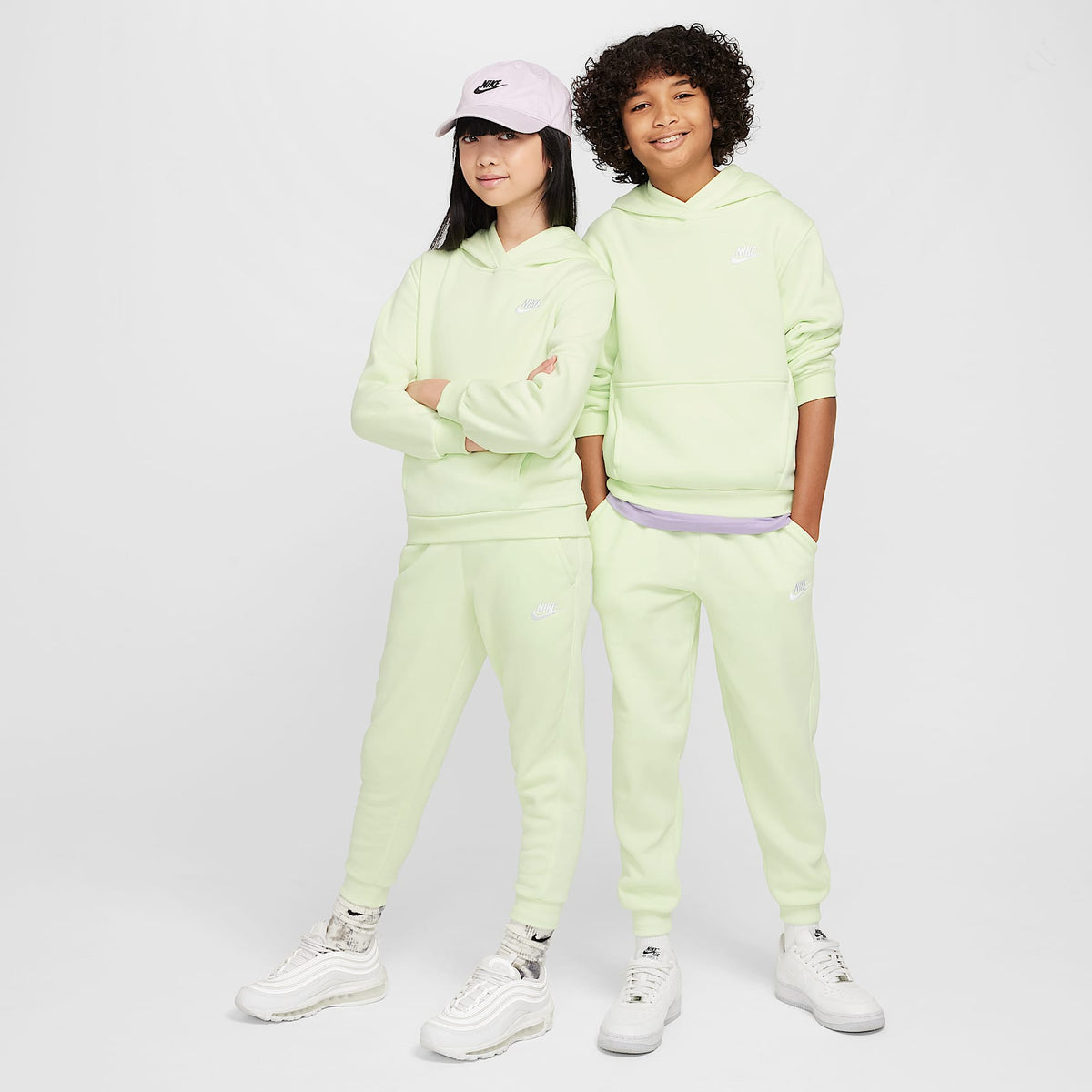 Joggers Nike Sportswear Club Fleece para niños talla grande – Hielo lima/Blanco – vista 6