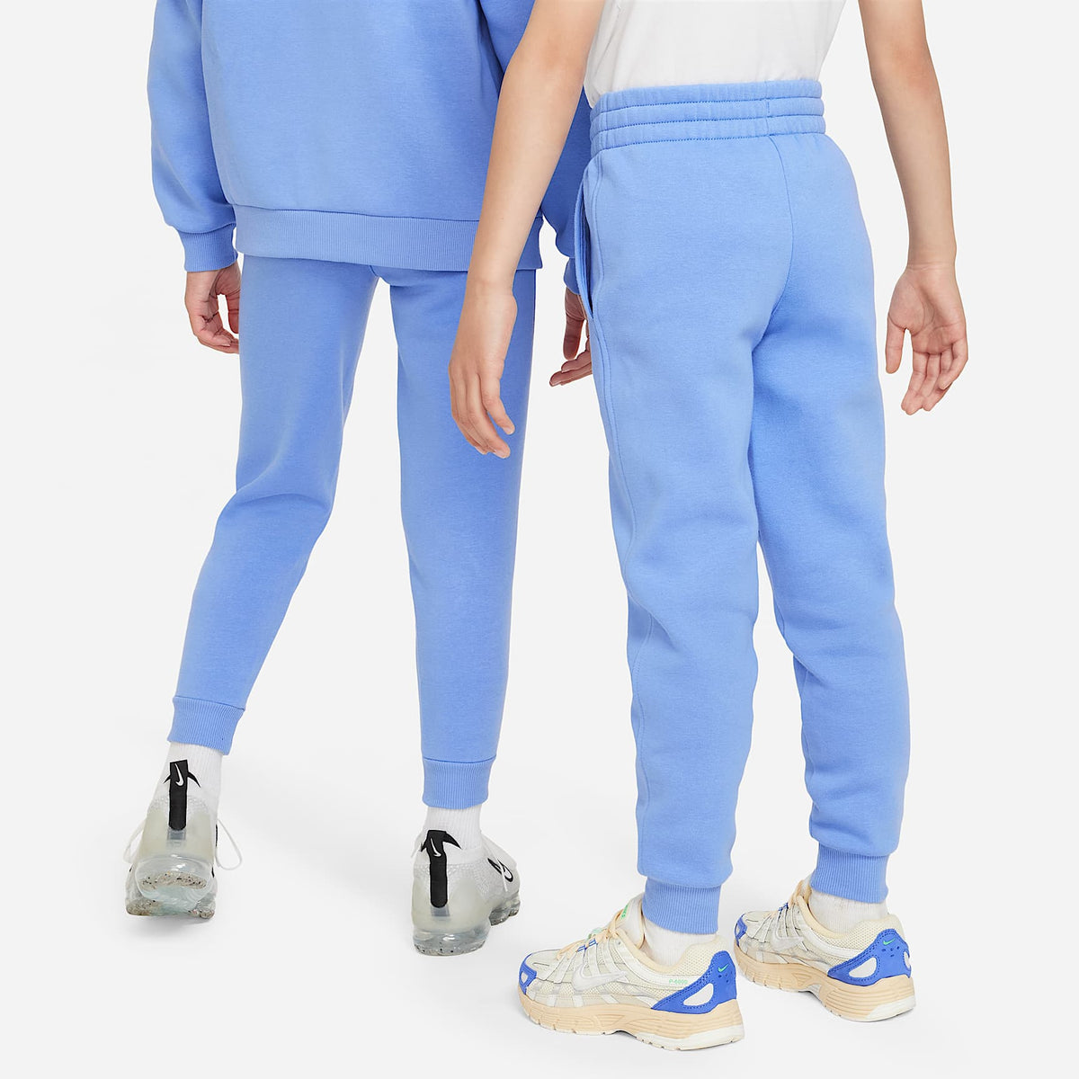 Joggers Nike Sportswear Club Fleece para niños talla grande – Polar/Blanco – vista 2
