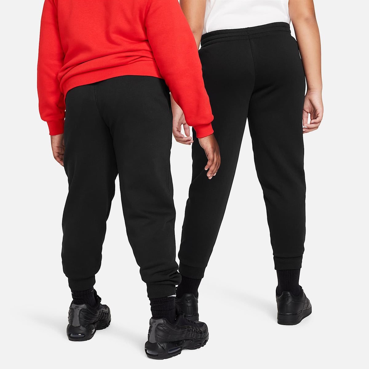 Joggers para niños talla grande (talla amplia) Nike Sportswear Club Fleece – Negro/Blanco – vista 2
