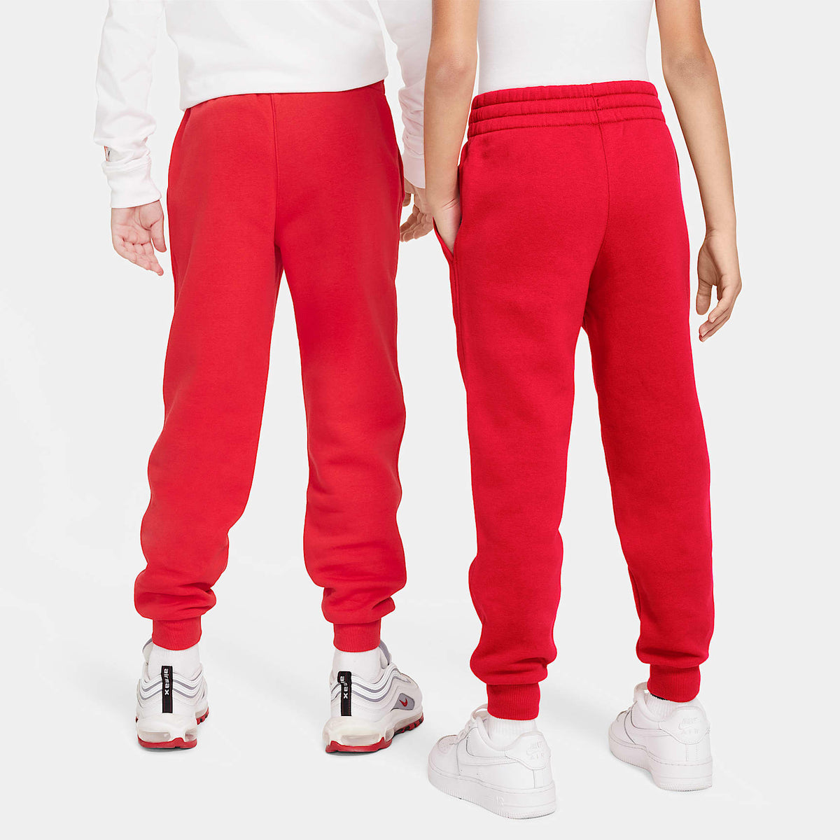 Joggers Nike Sportswear Club Fleece para niños talla grande – Rojo universitario/Blanco – vista 2