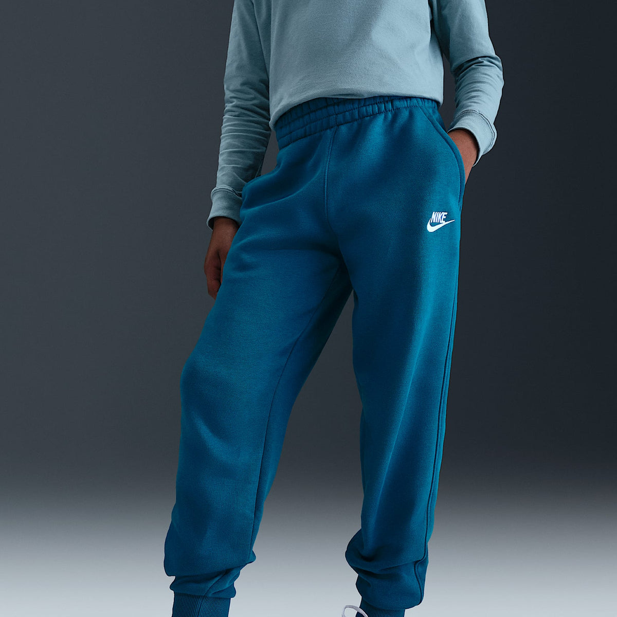 Joggers Nike Sportswear Club Fleece para niños talla grande – Verde abismo/Blanco – vista 2