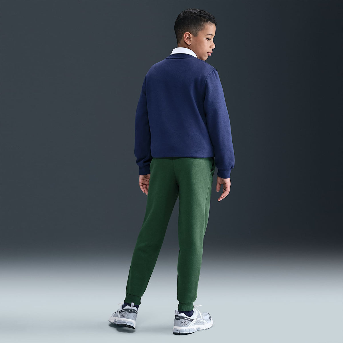 Joggers Nike Sportswear Club Fleece para niños talla grande – Abeto/Blanco – vista 4
