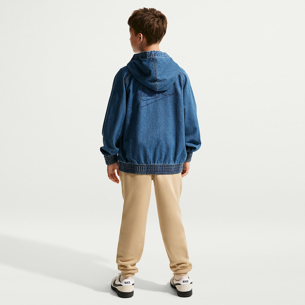 Joggers Nike Sportswear Club Fleece para niños talla grande – Lino/Blanco – vista 6