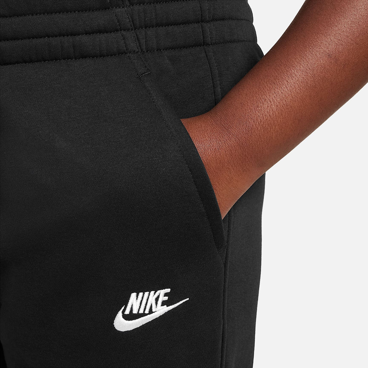 Joggers para niños talla grande (talla amplia) Nike Sportswear Club Fleece – Negro/Blanco – vista 4