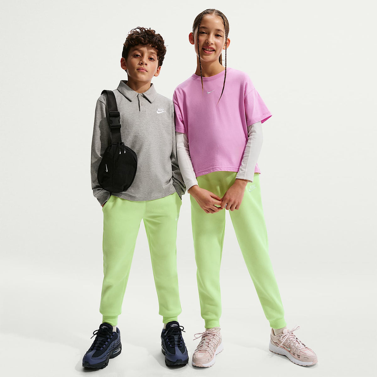 Joggers Nike Sportswear Club Fleece para niños talla grande – Lima líquida claro/Blanco – vista 1