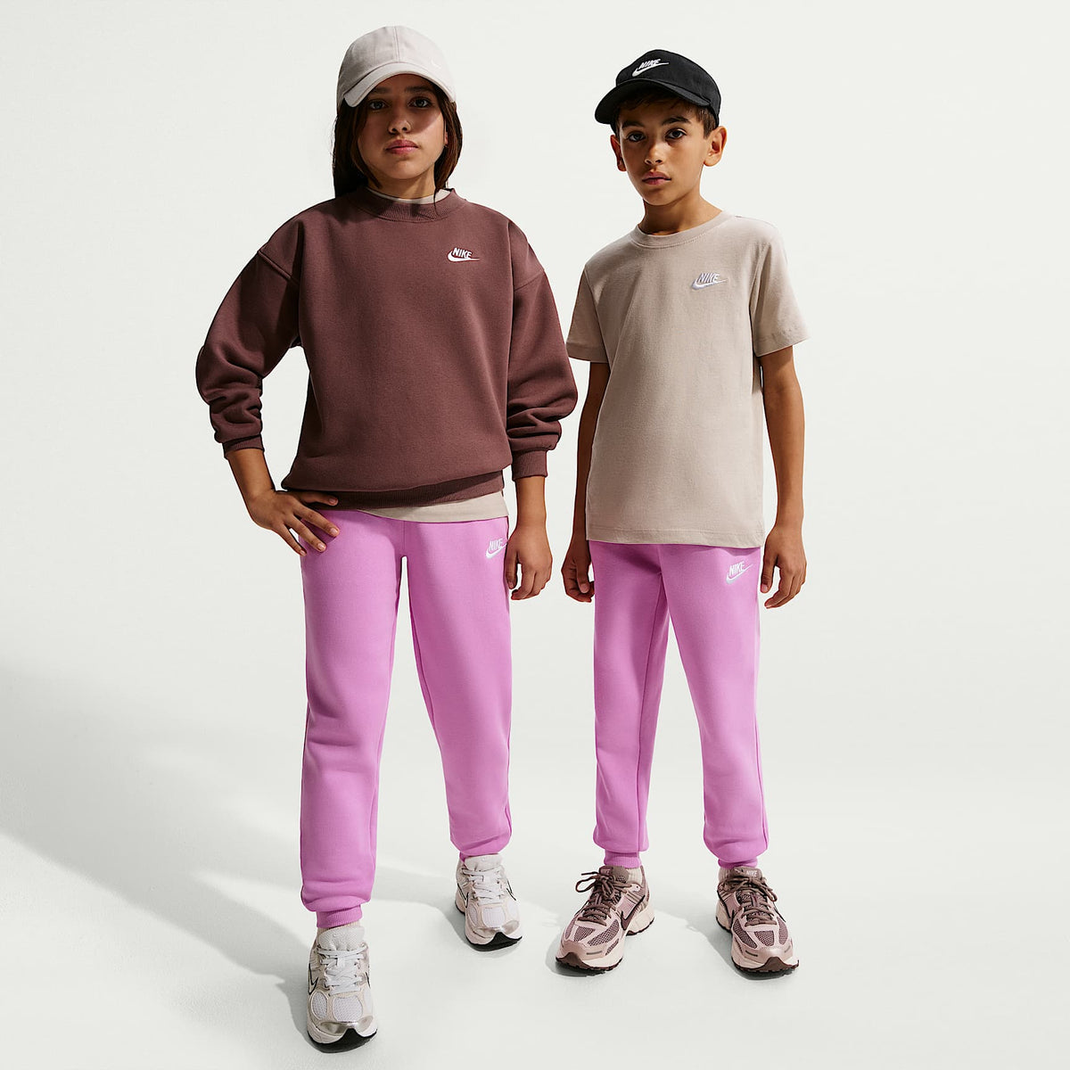 Joggers Nike Sportswear Club Fleece para niños talla grande – Magenta claro/Blanco – vista 1