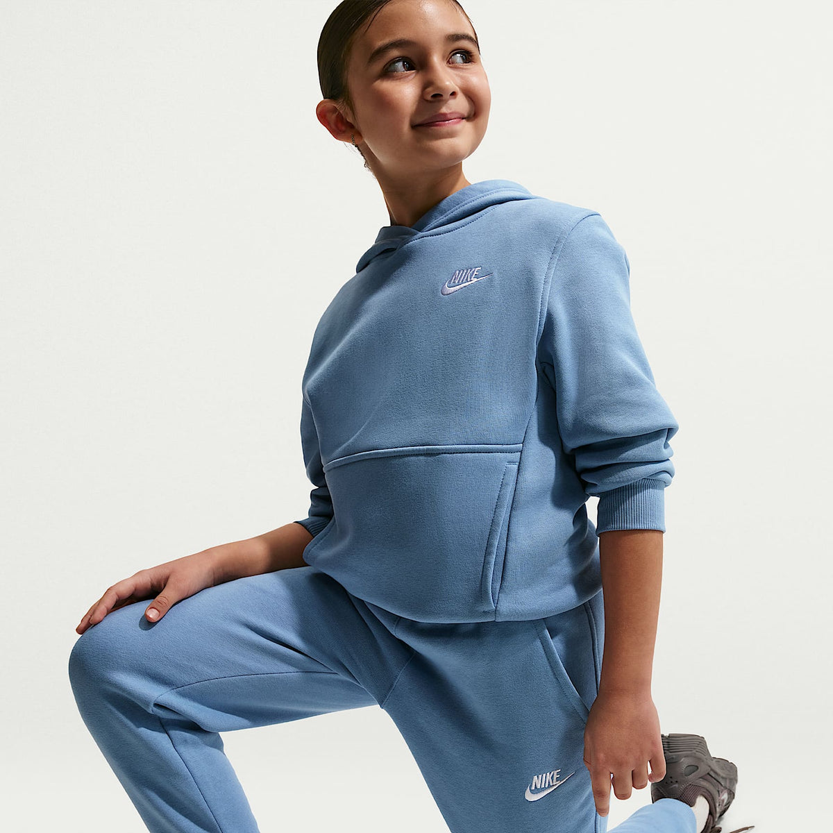 Joggers Nike Sportswear Club Fleece para niños talla grande – Azul de trabajo/Blanco – vista 4