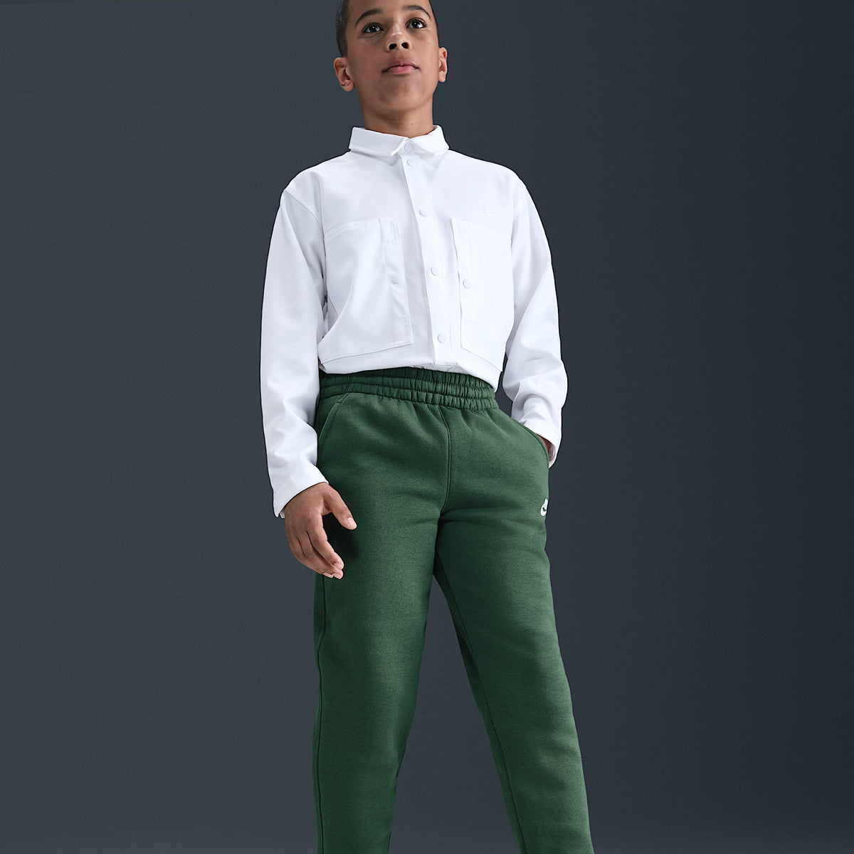 Joggers Nike Sportswear Club Fleece para niños talla grande – Abeto/Blanco – vista 2