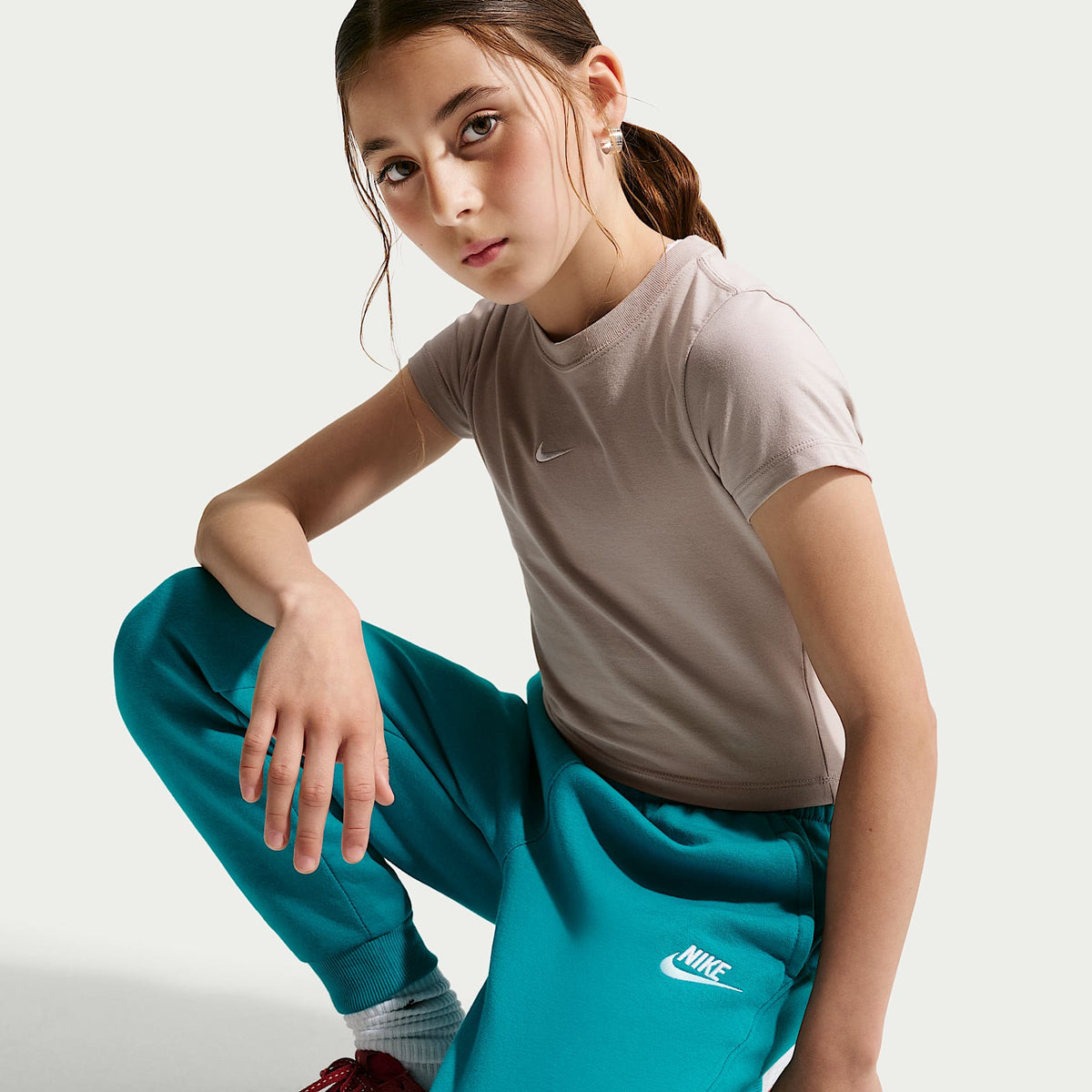 Joggers Nike Sportswear Club Fleece para niños talla grande – Energía/Blanco – vista 5