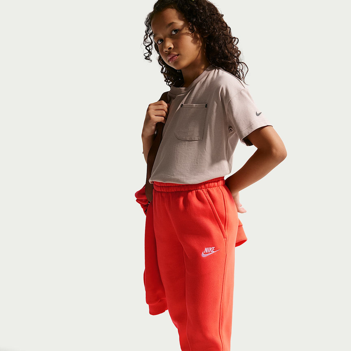 Joggers Nike Sportswear Club Fleece para niños talla grande – Naranja césped/Blanco – vista 4