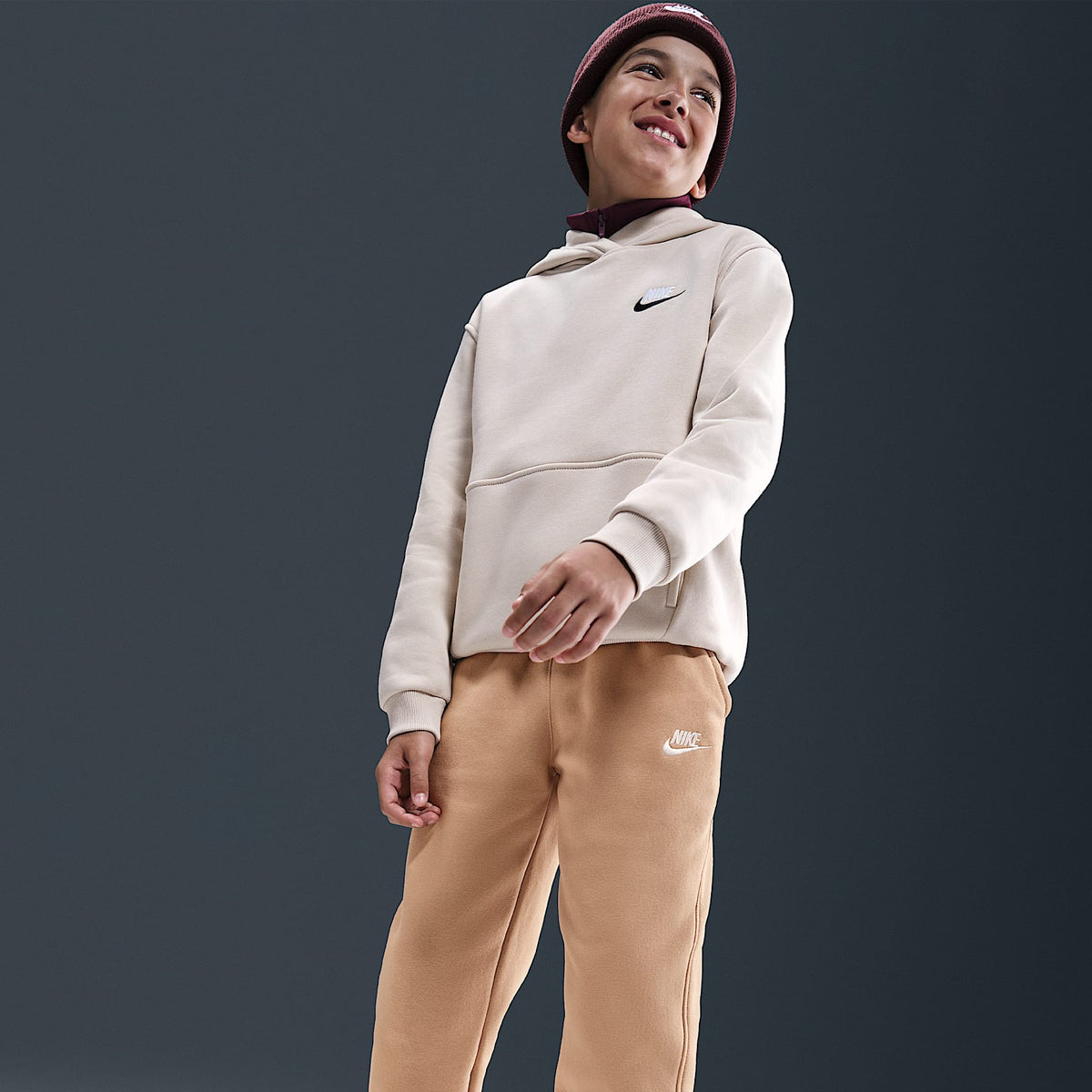 Joggers Nike Sportswear Club Fleece para niños talla grande – Cáñamo/Blanco – vista 5