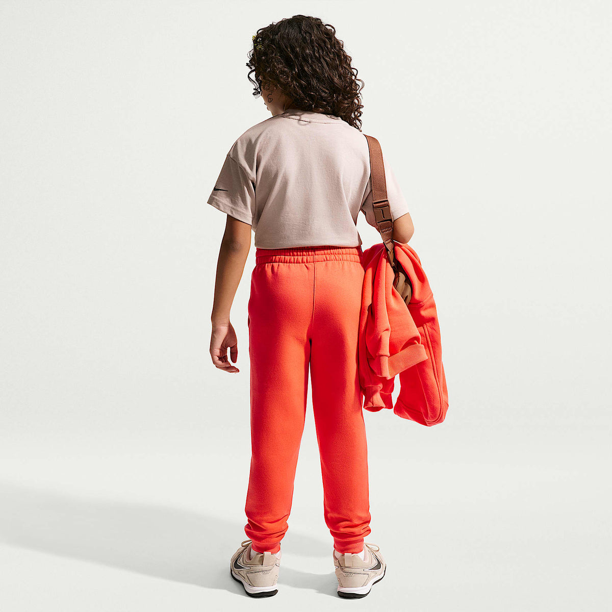 Joggers Nike Sportswear Club Fleece para niños talla grande – Naranja césped/Blanco – vista 5