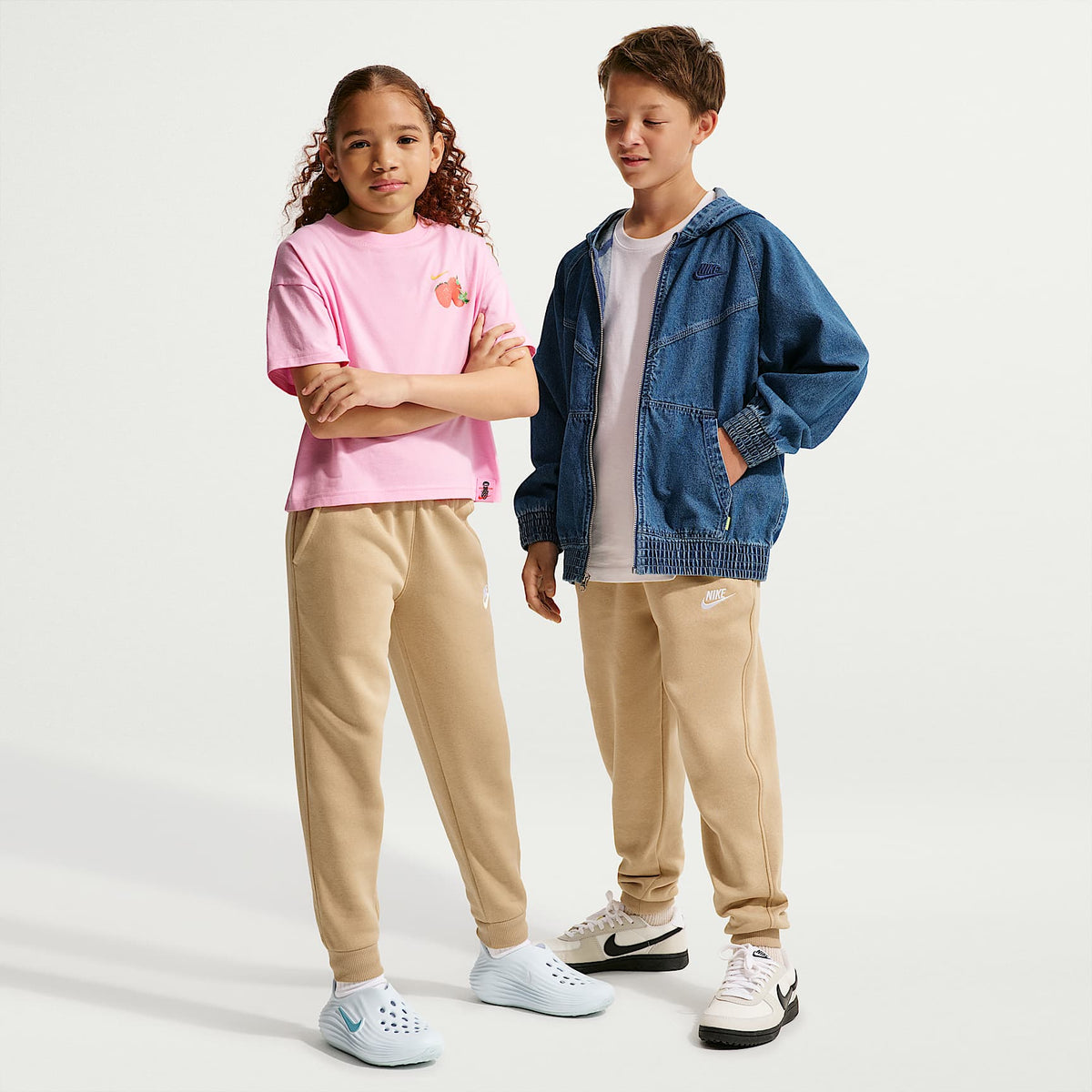 Joggers Nike Sportswear Club Fleece para niños talla grande – Lino/Blanco – vista 1