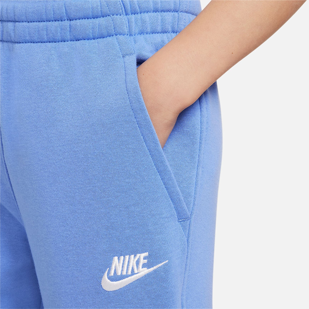 Joggers Nike Sportswear Club Fleece para niños talla grande – Polar/Blanco – vista 4