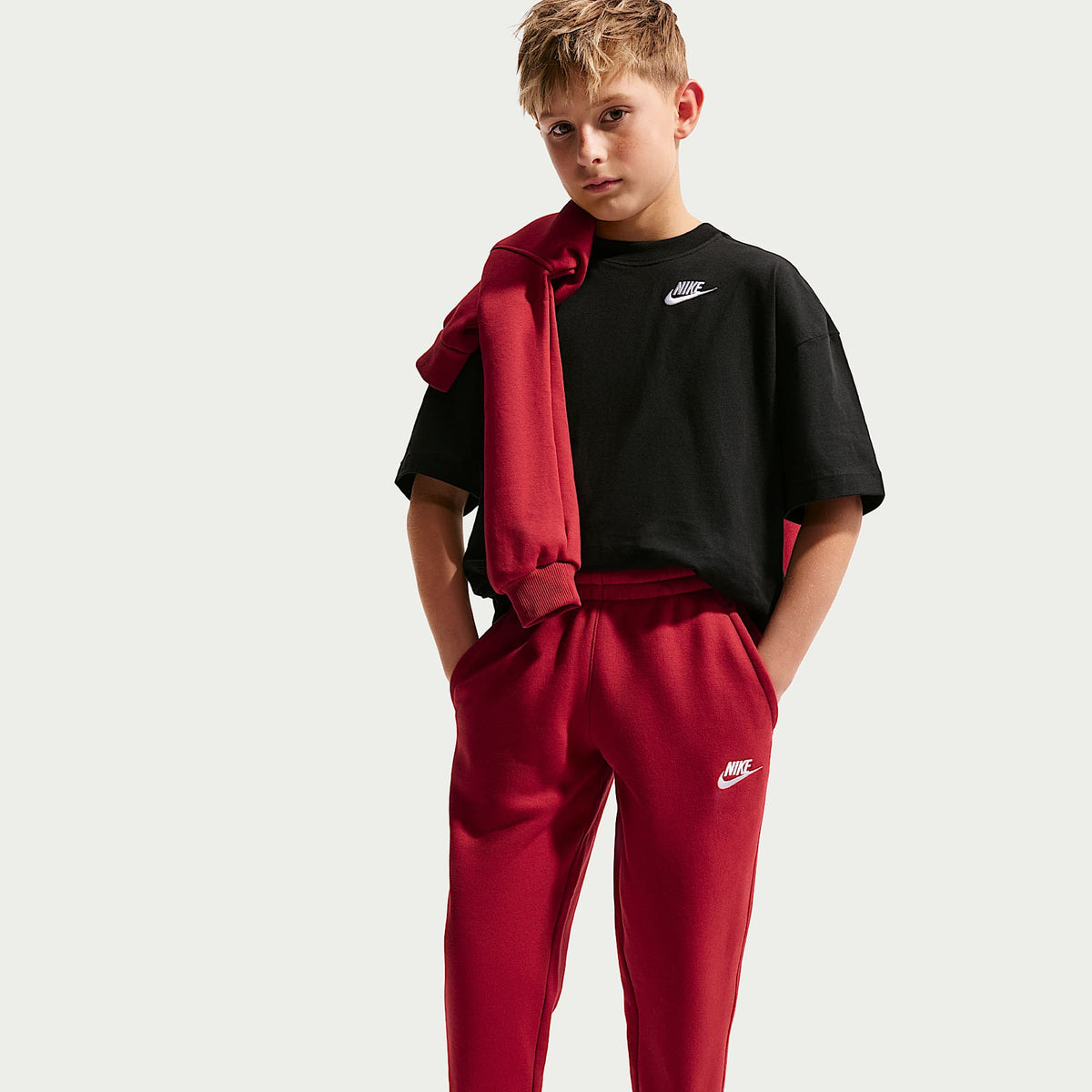 Joggers Nike Sportswear Club Fleece para niños talla grande – Rojo duro/Blanco – vista 4