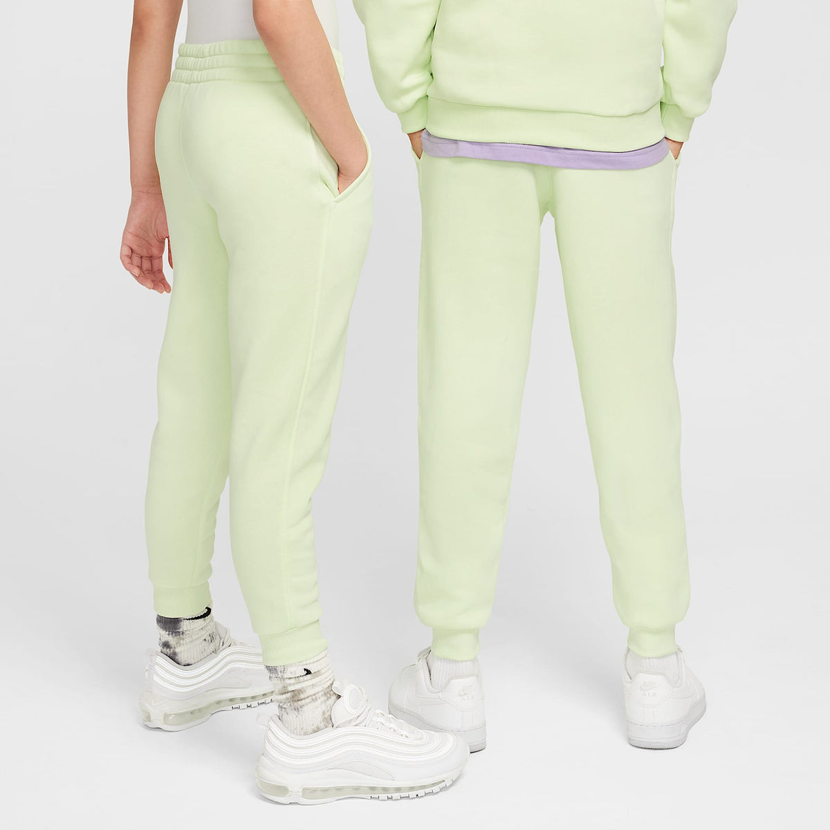 Joggers Nike Sportswear Club Fleece para niños talla grande – Hielo lima/Blanco – vista 2