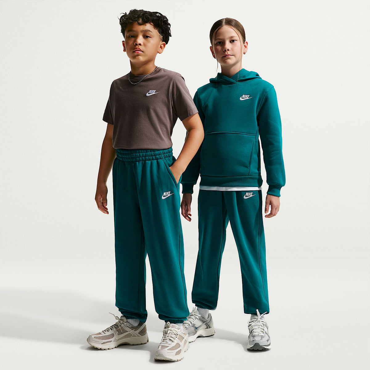 Pants holgados para niños talla grande Nike Sportswear Club Fleece – Abeto brillante/Blanco – vista 1