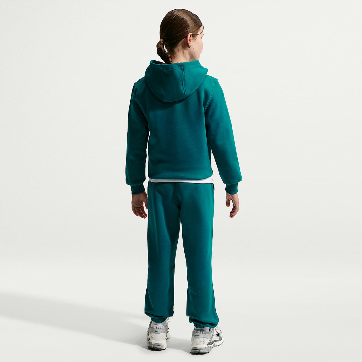 Pants holgados para niños talla grande Nike Sportswear Club Fleece – Abeto brillante/Blanco – vista 7