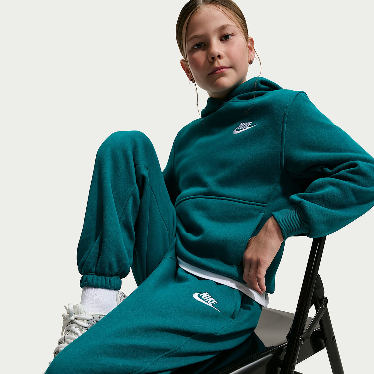 Pants holgados para niños talla grande Nike Sportswear Club Fleece – Abeto brillante/Blanco – vista 5